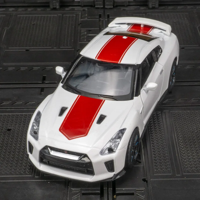 1:32 NISSAN GTR R35 50thรุ่นรถของเล่นDiecast Supercarประตูเปิดเสียงดึงกลับของเล่นเด็กวันเกิดของขว...