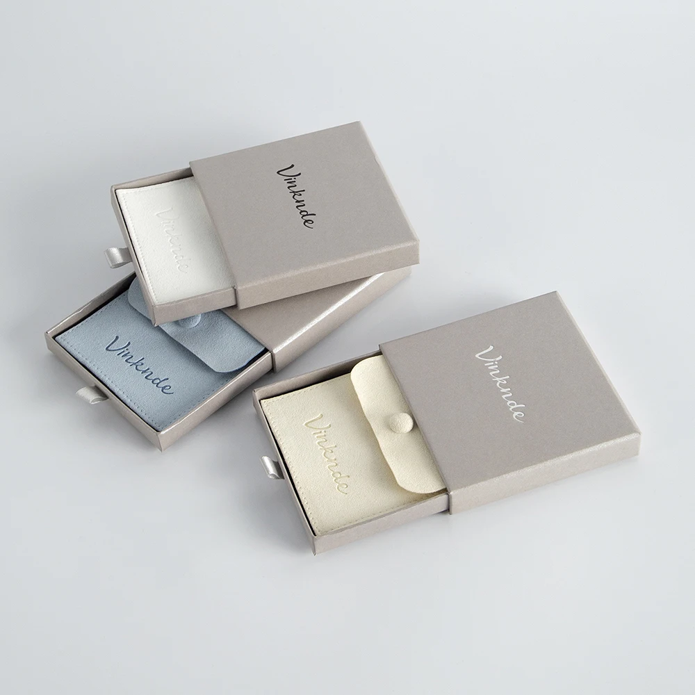 

24 шт. серых подарочных коробок для украшений 8x8x2,5 см с индивидуальным логотипом, бумажные коробки-ящики для ювелирных изделий с мешочком из микрофибры на застежке для серег и колец