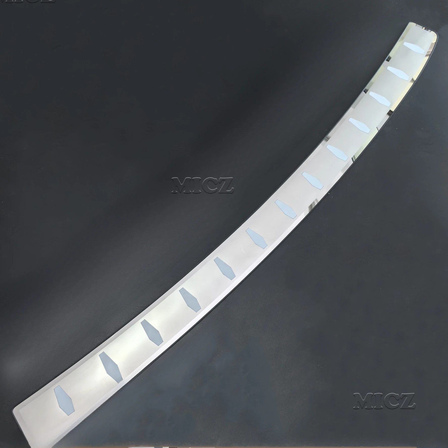 

Stainless Steel Rear Bumper Protector Sill Trunk Rear guard Tread Plate Trim For Volvo XC60 2018-2021 2022 2023 2024 Car styling
