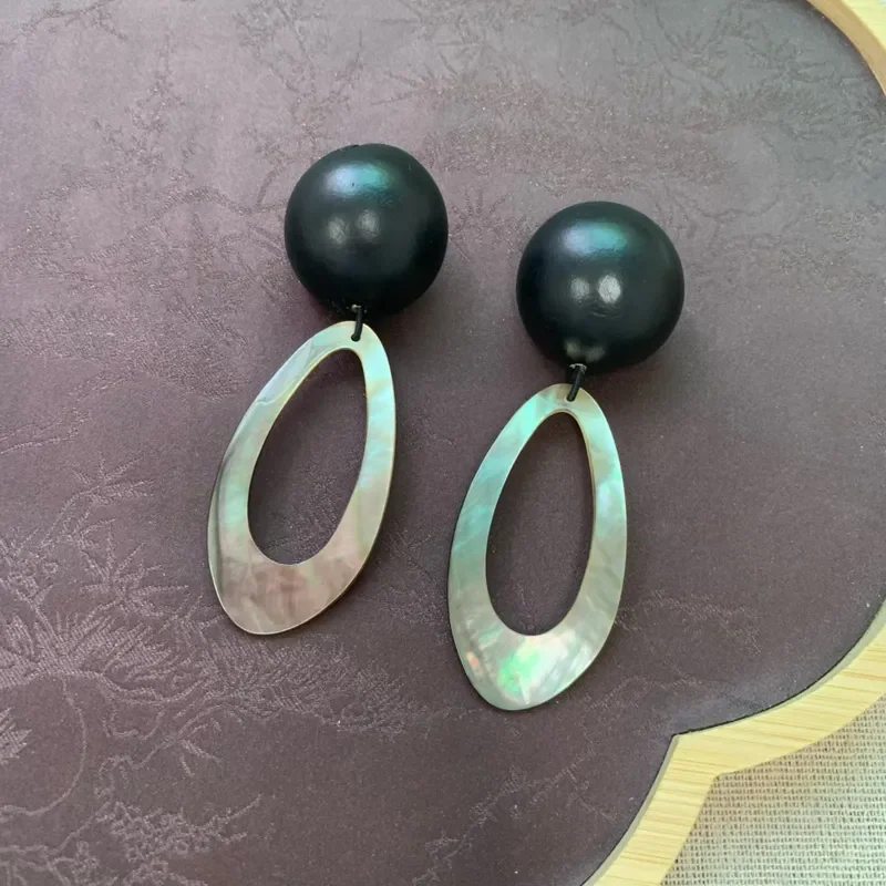 Medieval wood gray shell earrings matte black wooden ball splicing Symphony Fritillary hollow earrings Light luxury