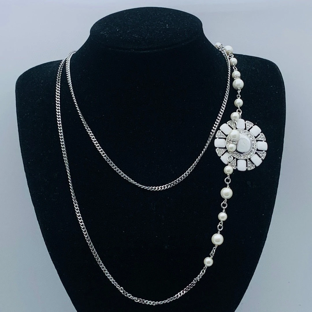 

Letter Necklace Female European and American Xiaoxiang Home Neck Chain Fragrant Grandma Sweater Chain Female 2025 Classic