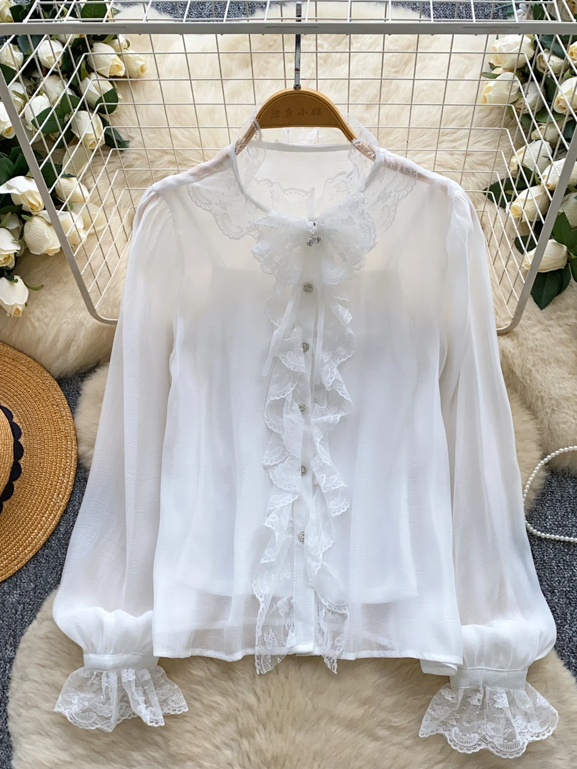 

Gentle Wind Lace Trim Long Sve Chiffon irt Women's Base Layer Top Age Reducing Versatile 2025 Autumn Faion