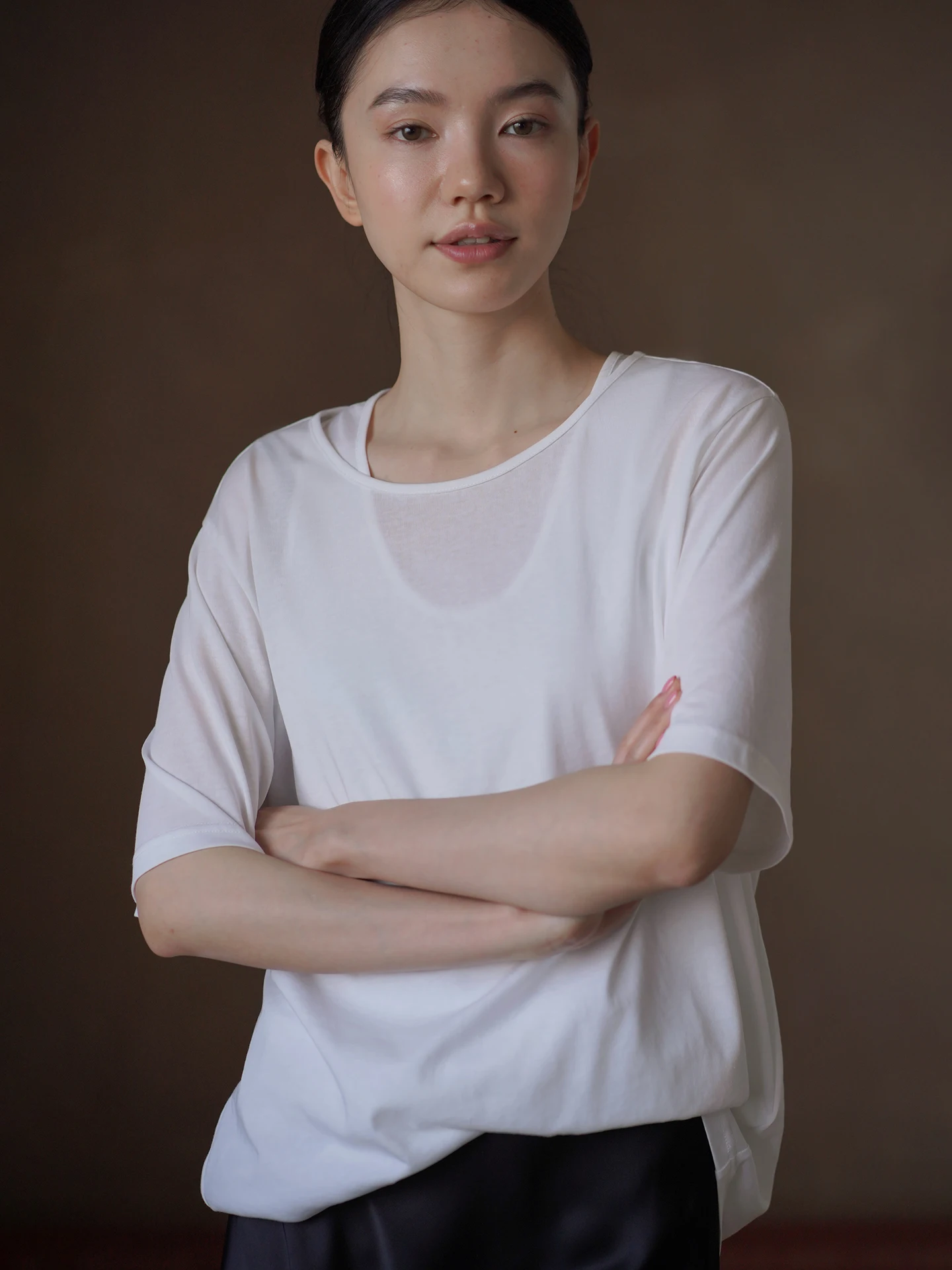 

Комплект из двух предметов Hacikis Miss Light: легкая воздушная футболка-жилет свободного кроя из смесового лиоцелла и хлопка для многослойного ношения (корейская женская формула)