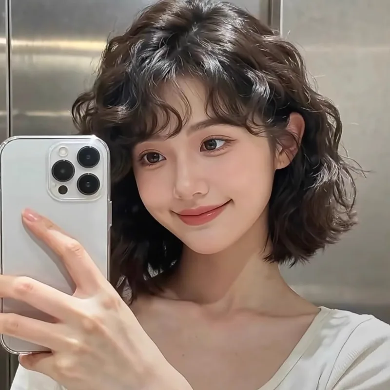 

Synthetic Women's Short Curly Wigs: Woolly 'Egg Curl' French Style, Voluminous, Lazy-Chic,Youth-Enhancing Autumn and Winter