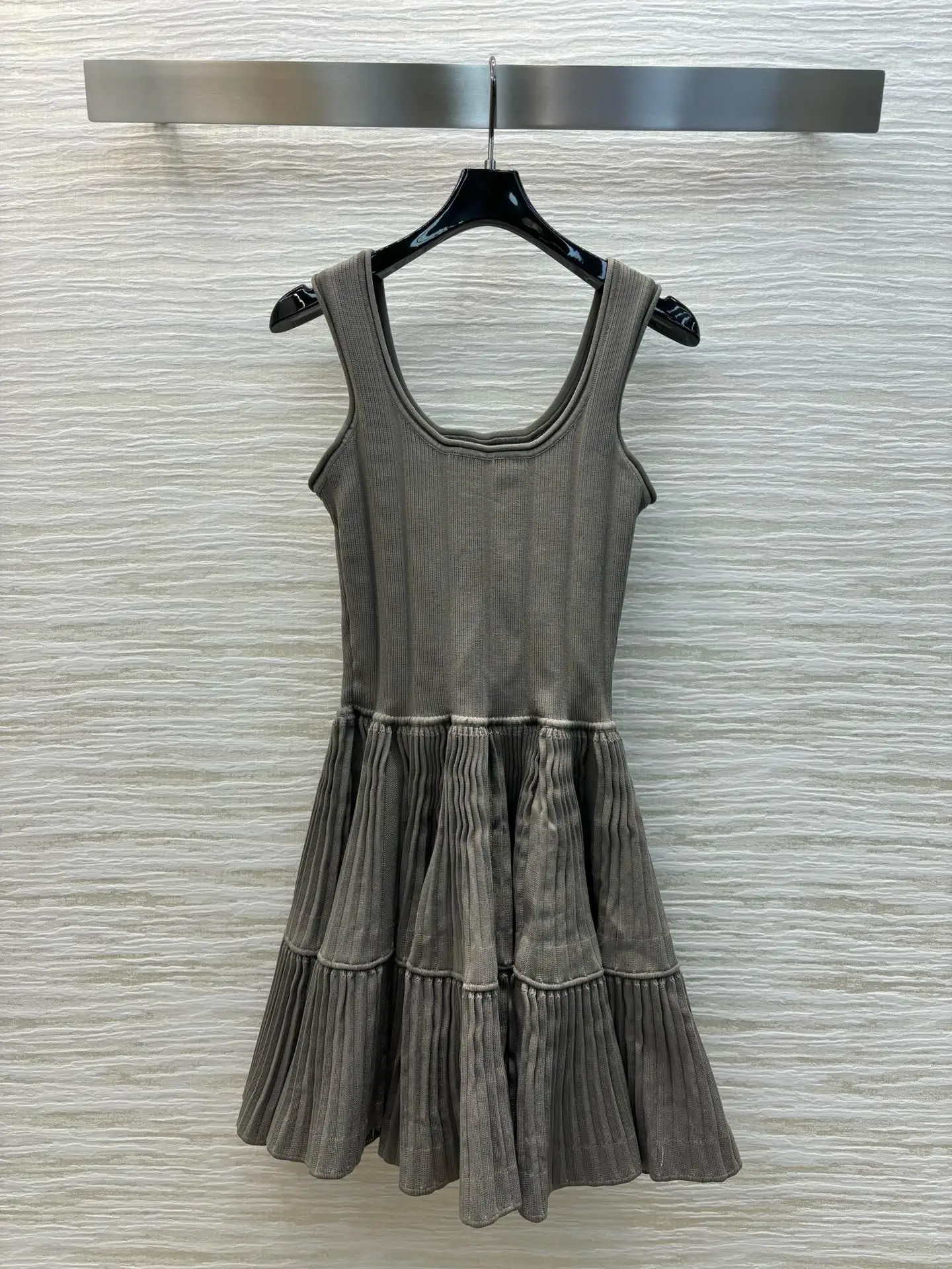 

Three-dimensional fluffy women's dress temperament and elegant hundred simple A-line knitted sleeveless dresses 2024 fall new