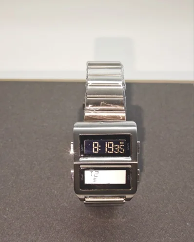 Matriz correspondente retro 1980s relógio digital eletrônico duplo display lcd design futurista de aço inoxidável 2026 relógio