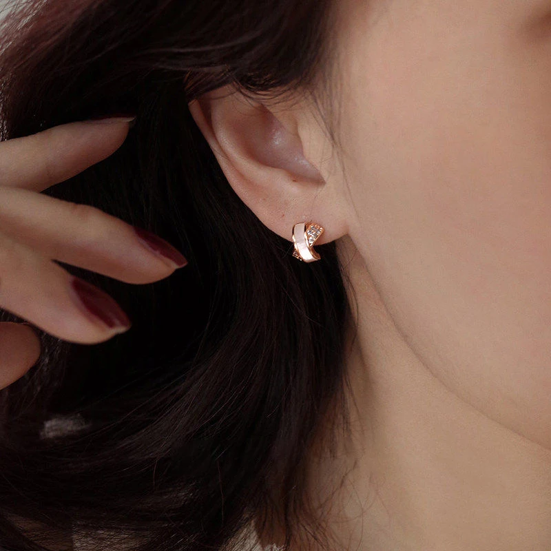Roségoldfarbene, miteinander verschlungene Muschel-Zirkon-Mini-Metall-Ohrringe für Damen – Design-Sensation, modischer Luxus-Schmuck, vielseitiges Accessoire – Detail 11
