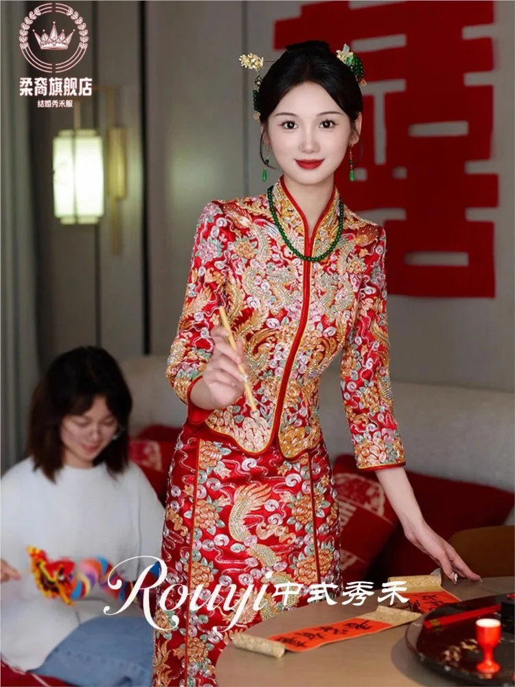 The dragon and phoenix wedding dress bride's new Chinese-style toasting of Huang Heavy Industry for ceremony