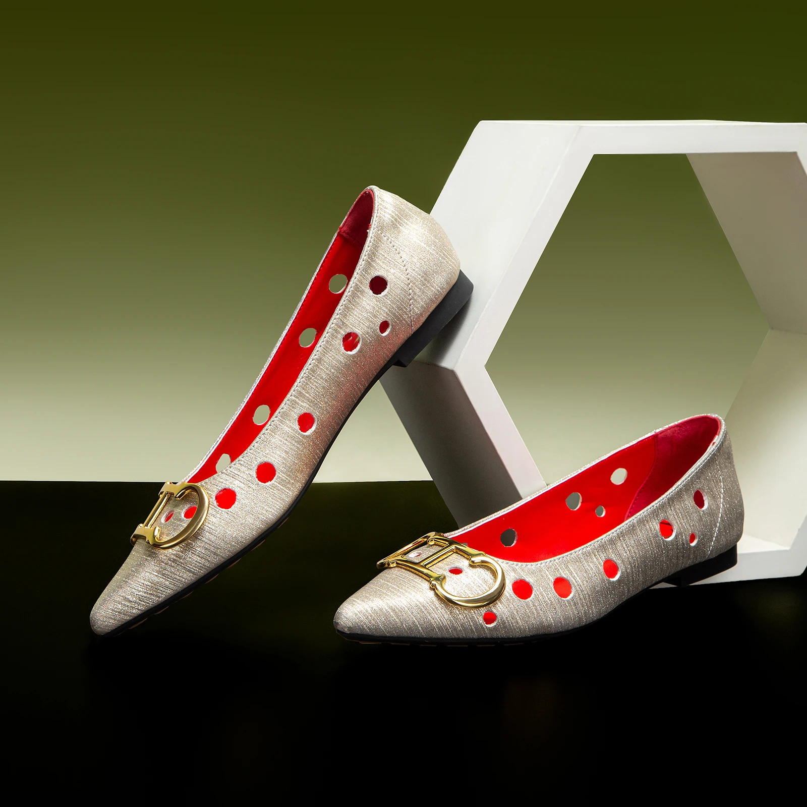 中空デザインシンプルなソリッドカラーの女性のフラットシューズファイン多用途ファッションクラシックスタイルの女性のシングルシューズ