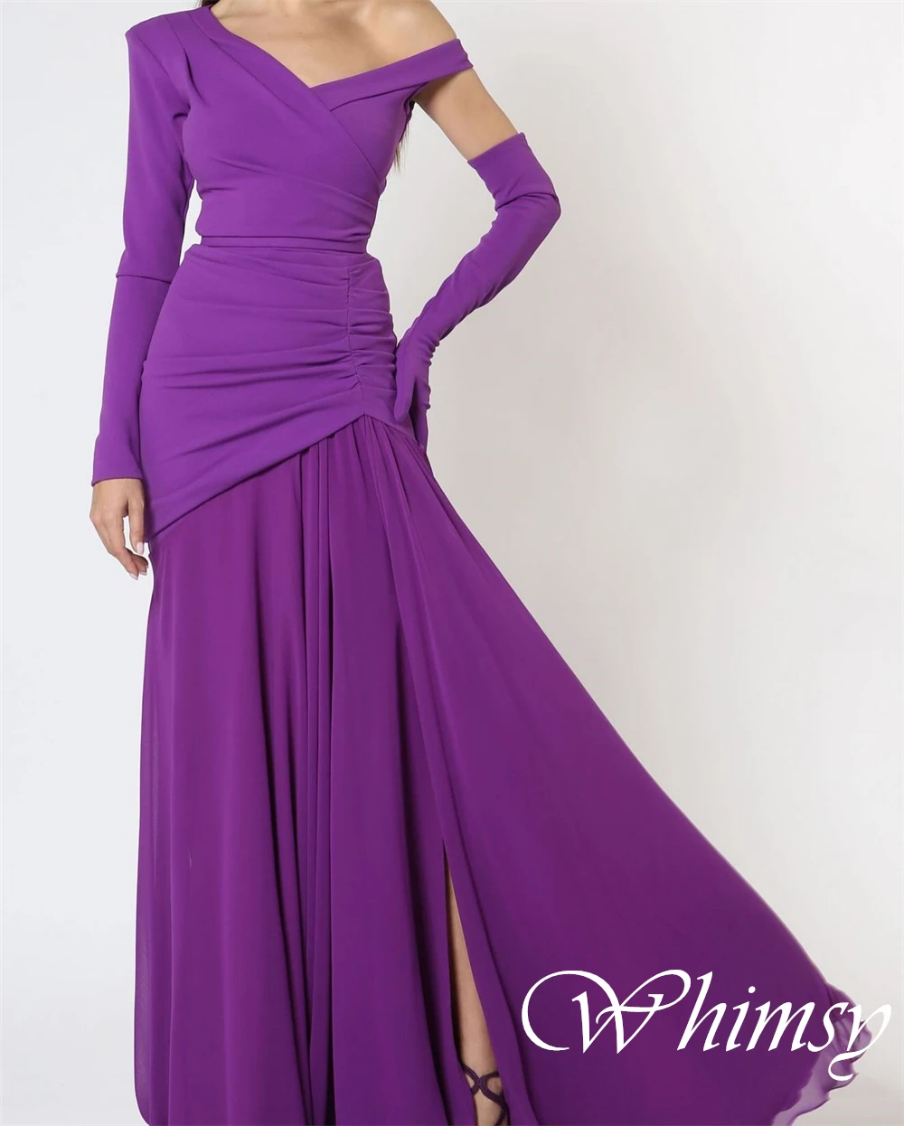 فستان سهرة مخصص برقبة على شكل حرف V مكشوف الكتفين وأكمام طويلة مستقيمة بطول الأرض فستان كوكتيل أرجواني بفتحة أمامية للحفلات الراقصة