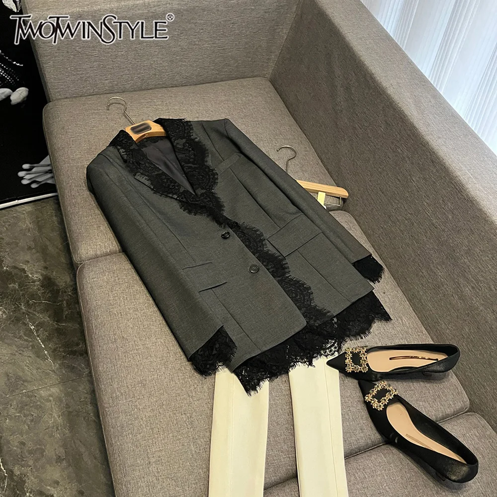 

TWOTWINSTYLE повседневные однотонные кружевные пиджаки для женщин с v-образным вырезом и длинными рукавами, осенняя дизайнерская куртка, женская мода, новинка KJA512602