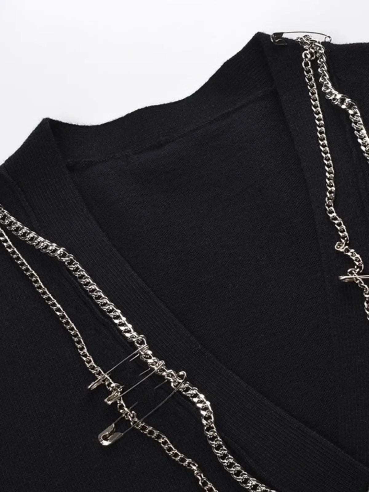 เสื้อคาร์ดิแกนถักแบบเปิดทรงวีแฟชั่นสำหรับผู้หญิง ความยาวปานกลาง เหมาะสำหรับใส่ไปทำงาน แขนยาว สีดำ ตกแต่งด้วยเข็มกลัดโซ่หนัก