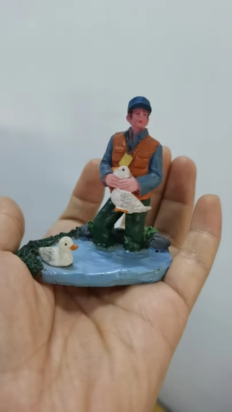Resin figure mental psychological sand table game box court therapy man catch  duck
