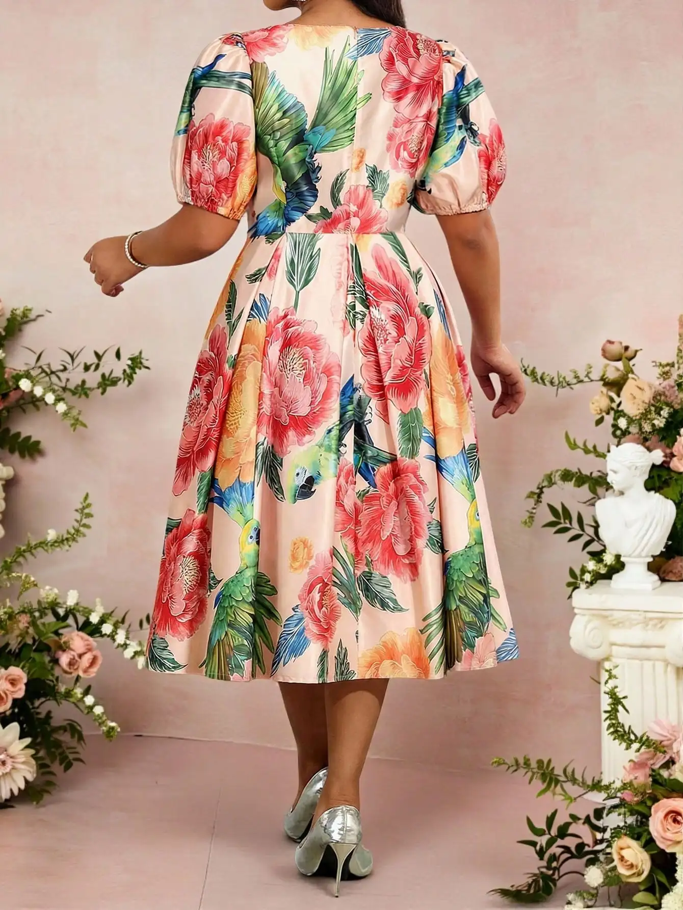 

Платье миди больших размеров с пышными рукавами и ярким цветочным принтом с изображением попугаев для летних вечеринок в саду и отпуска