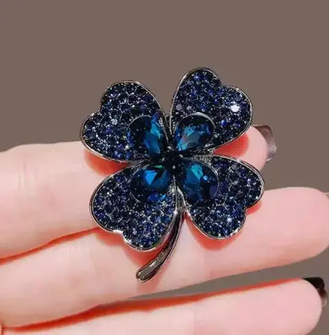 New four leaf clover crystal high-end brooch, women's temperament, simple diamond inlaid brooch, retro style