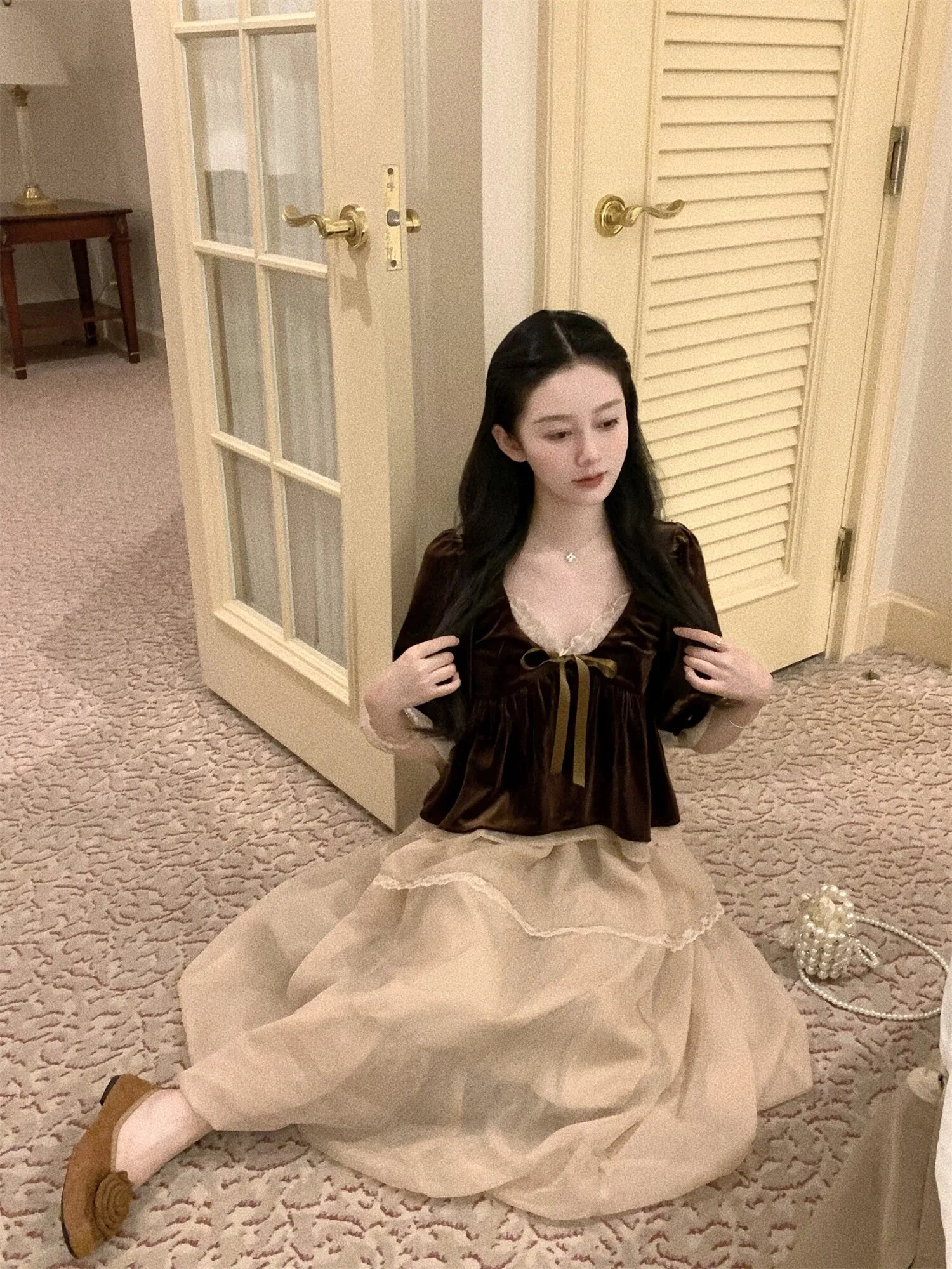 

Комплект из коричневого бархатного топа и юбки телесного цвета: Элегантный женский ансамбль. Ограниченное предложение. Нежный стиль, свободный крой, смесь полиэстера.