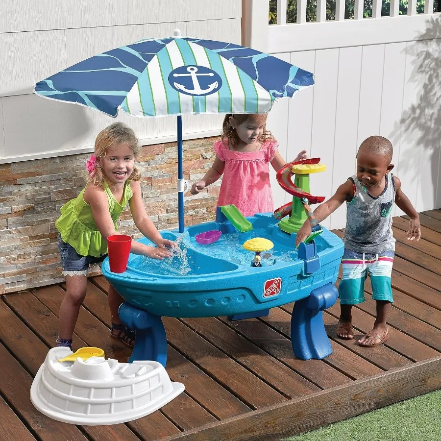 Mesa de areia e água Fiesta Cruise com guarda-chuva, conjunto de brinquedos sensoriais para atividades infantis, brinquedos ao ar livre de verão, acessórios de brinquedo aquático de 10 peças
