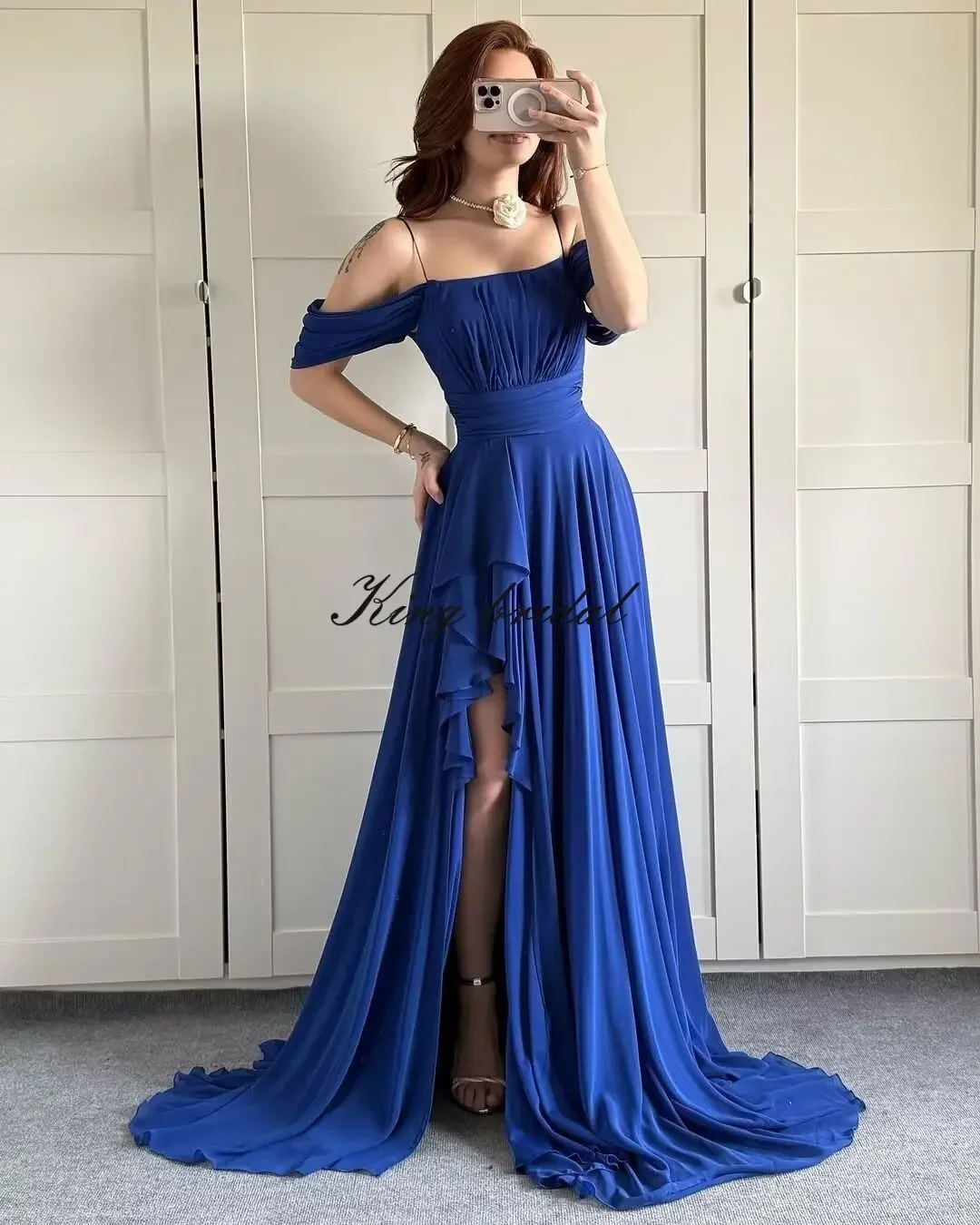 Con spacco lungo una linea pieghe volant abito da sera formale per le donne eleganti abiti da damigella d'onore in chiffon con spalle scoperte