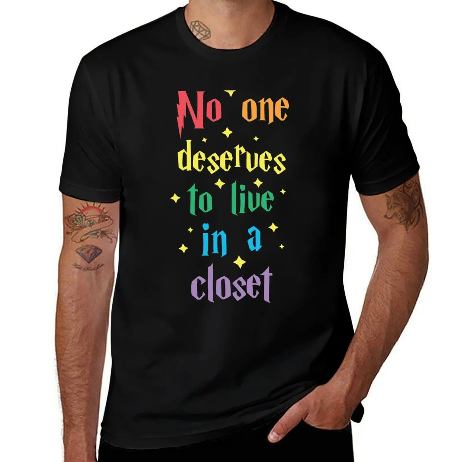 No One Deserves To Live In A Closet T-Shirt Summer Casual Loose T-Shirt