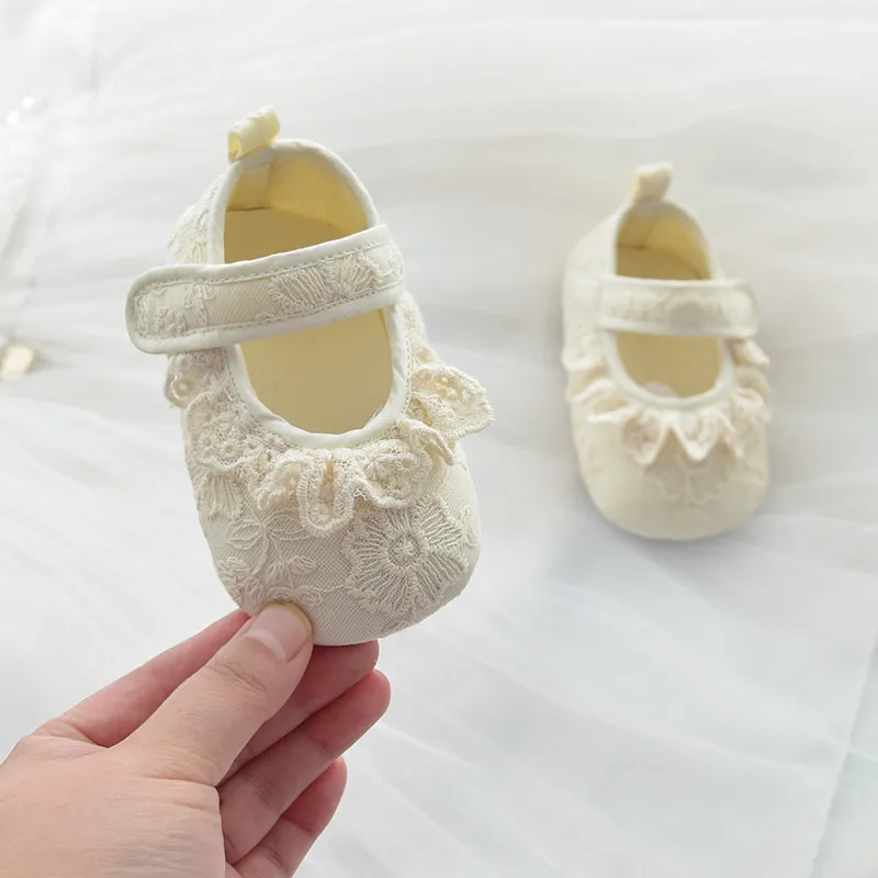 

Spring and Autumn Baby Girl Princess Shoes Baby Cotton Embroidered Toddler Shoes Sweet Lace Breathable Non-Slip Soft Sole Shoes