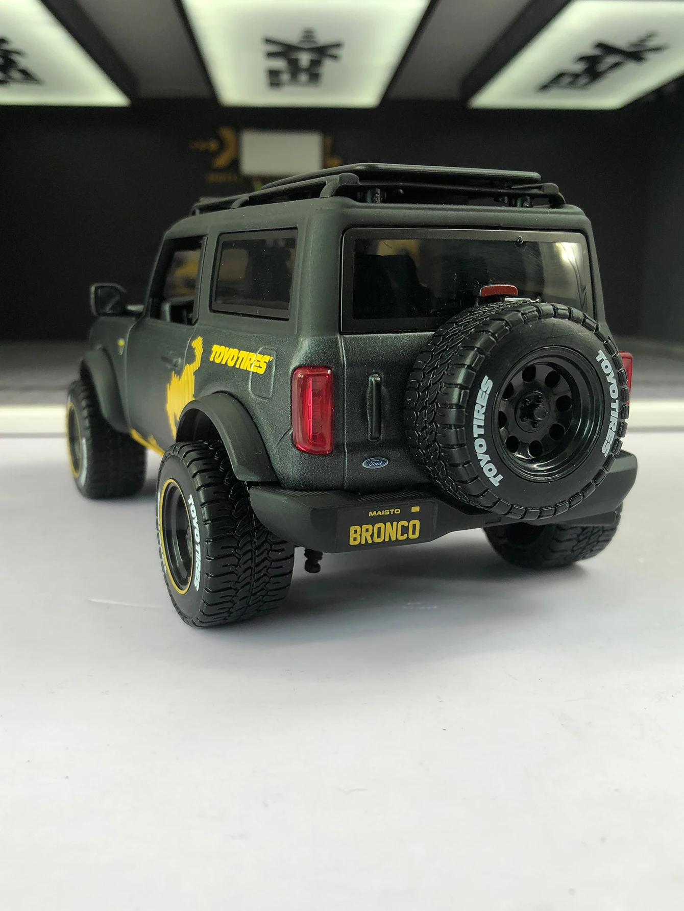 Maisto 1:24 simulated zinc alloy 2021 Ford Bronco Badlands model car, static ornament, metal collectible gift car - view 3