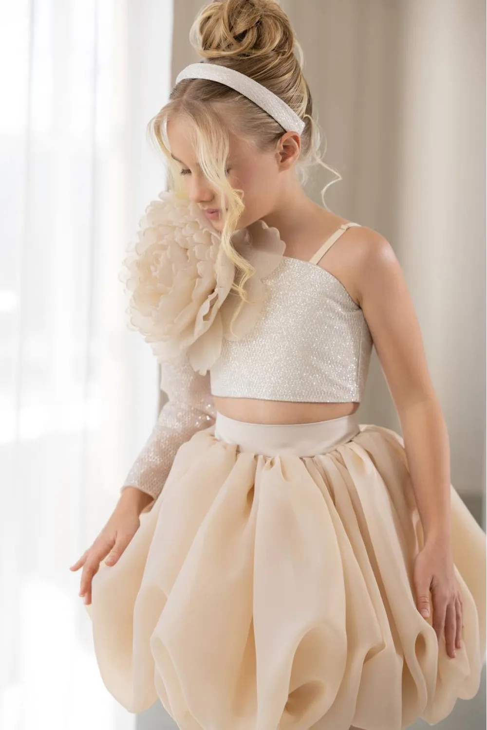 Zweiteilige Blumenmädchenkleider für die Hochzeit, Geburtstagsparty-Kleider für Kleinkinder, maßgeschneidertes Champagner-Festzug-Kleid