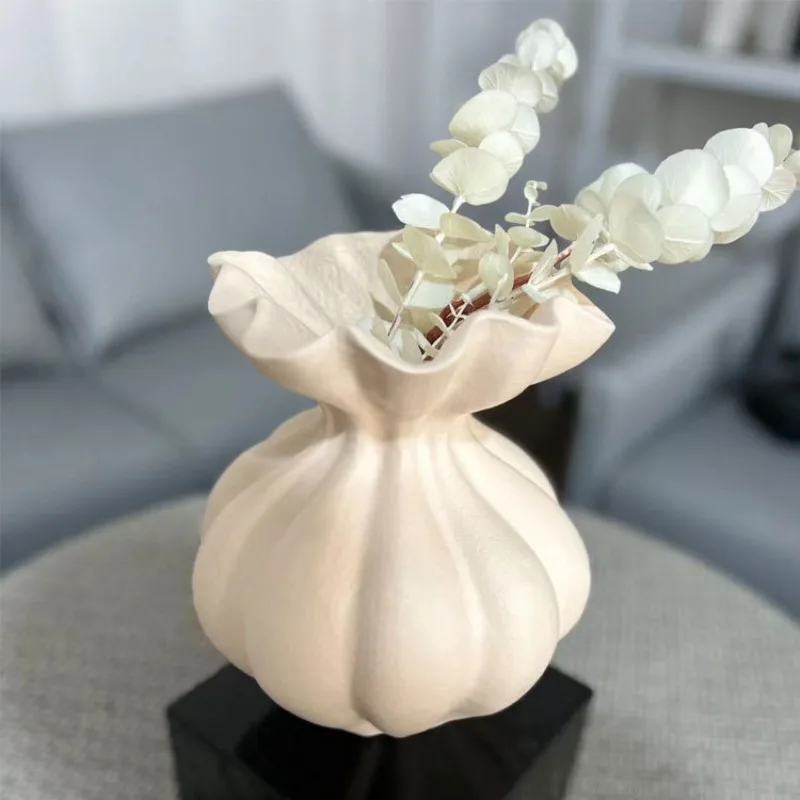 

French vase high-end ornament, dining table, home furnishing, B & B hotel soft decoration, medieval retro art flower