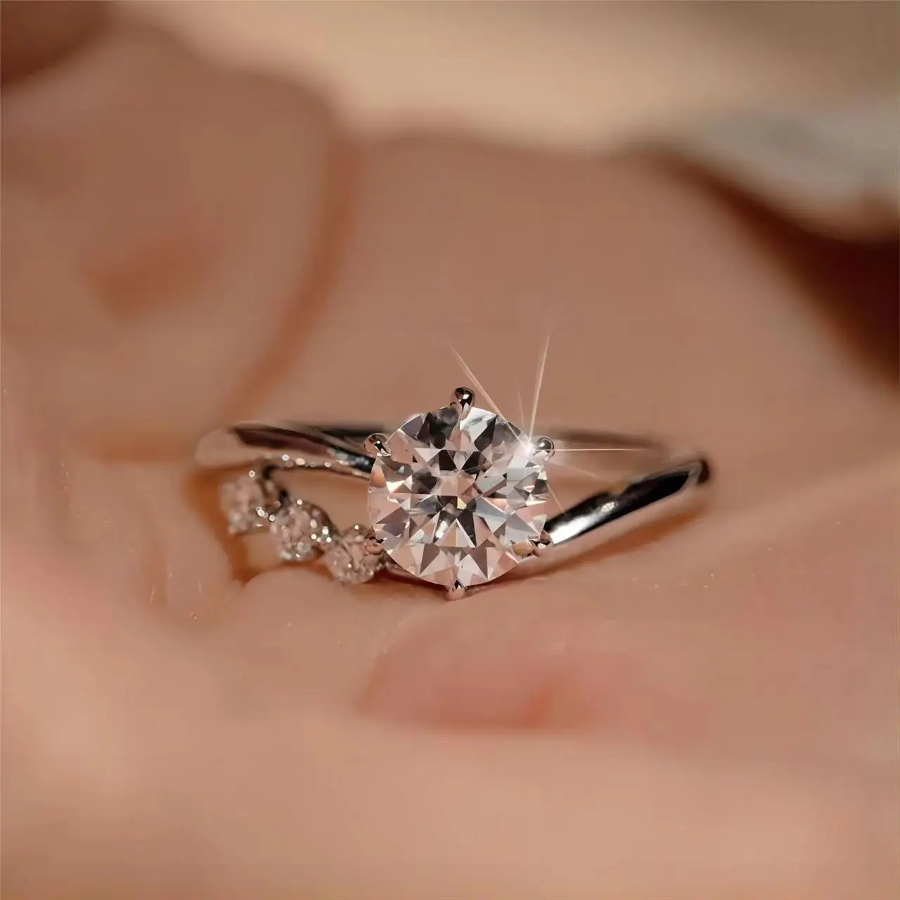 

Fresh and sweet Moissanite eight-heart and eight-arrow ring for women, one-carat classic six-prong wedding ring MJZ-1