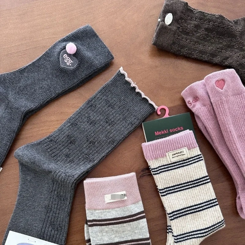 6 Paar Damen-Frühlings-Herbst-Braun-Retro-Blumen-vielseitig gestreifte Mittelrohrsocken, einfache, bequeme Freizeitsocken