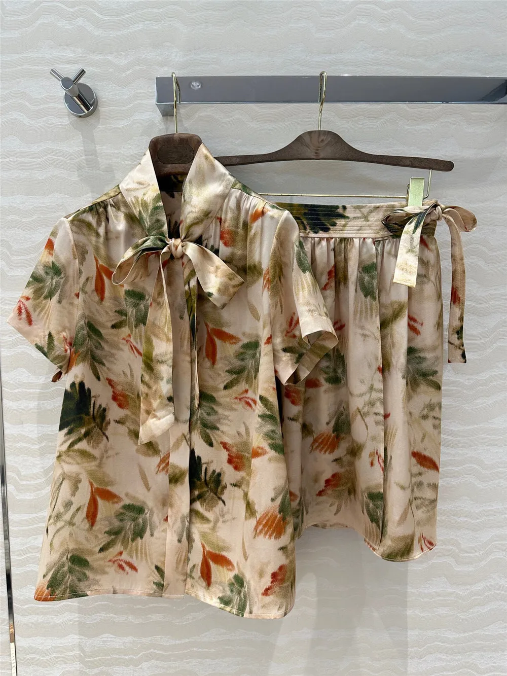

Women's Silk Printed Lace-Up Short-Sleeved Shirt + Half Skirt Temperament Elegant Female 2-Piece Set
