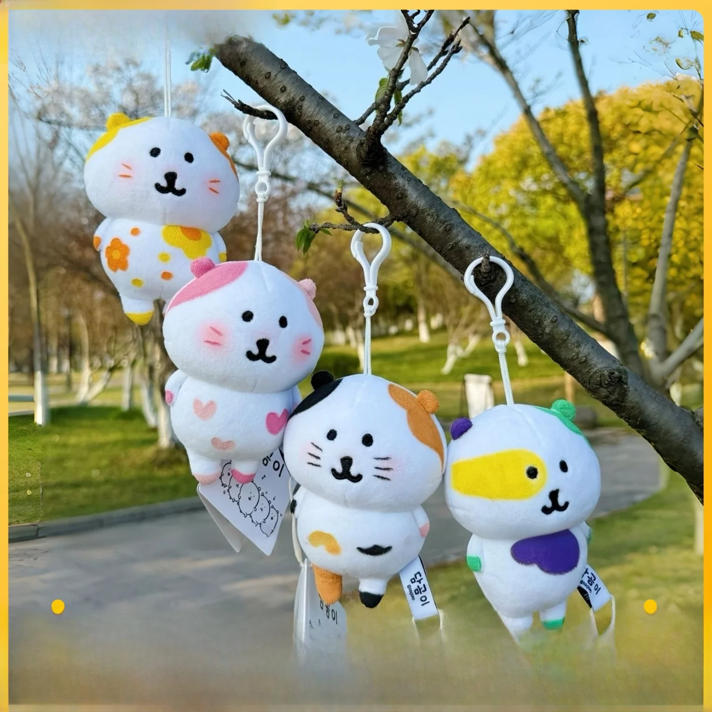 adorabile-orsetto-di-peluche-disegnato-a-mano-ciondolo-portachiavi-orsetto-a-tre-fiori-autodepreciativo-giocattolo-morbido-in-tessuto-imbottito-per-tutti