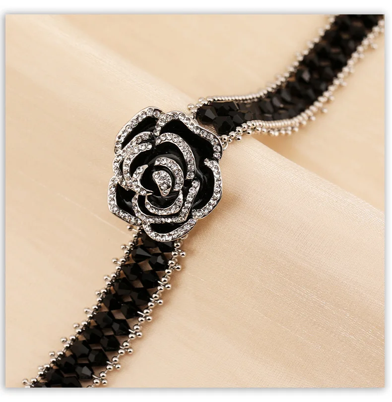 2025 Un nouveau collier en cristal noir rose à la mode pour les femmes, un collier cool et élégant