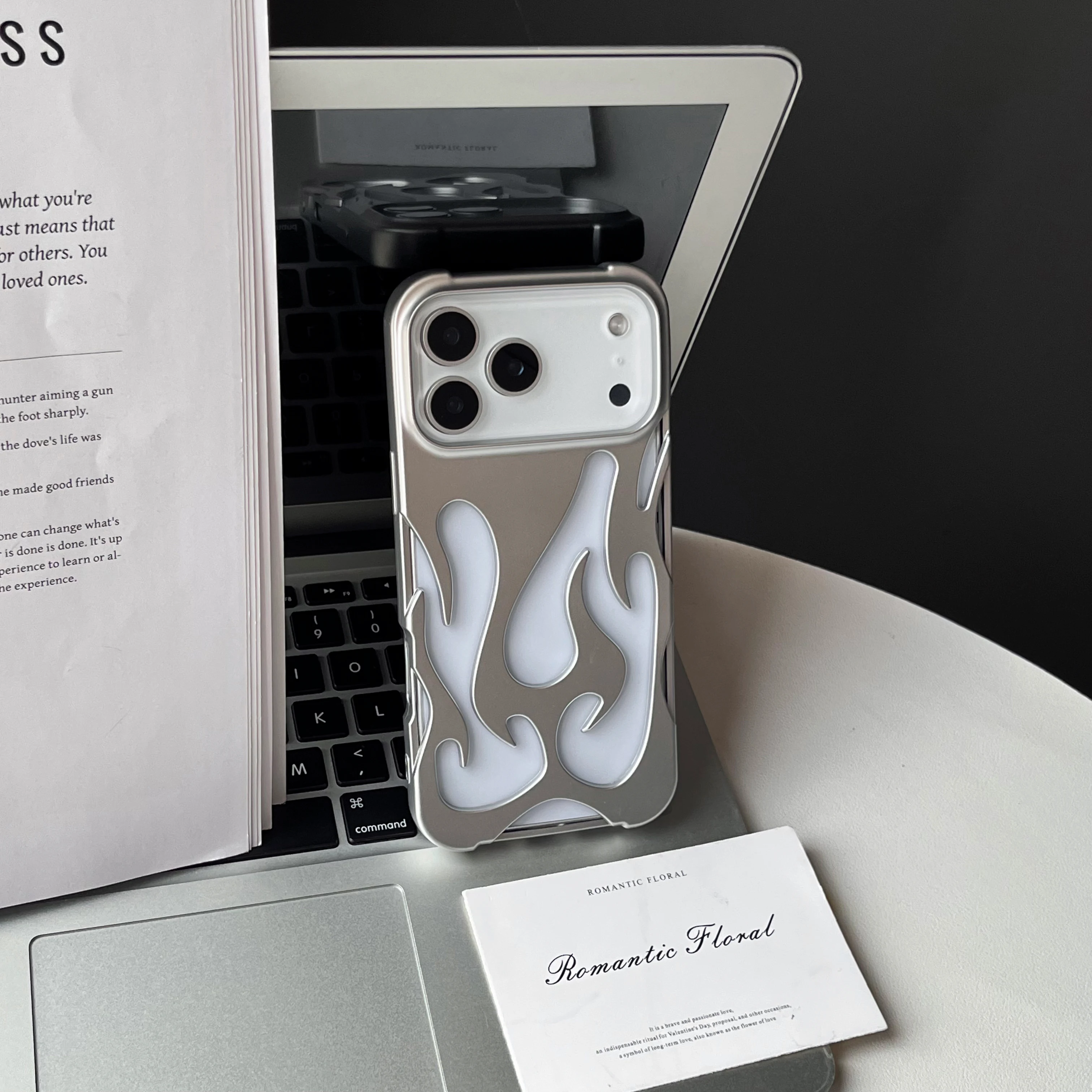 Luxuriöse 3D-Flammenmuster Hohle Schlanke Handyhülle für iPhone 18 17 16 15 14 13 12 11 Pro Max Air Stoßfeste Schutzhülle – Detail 7