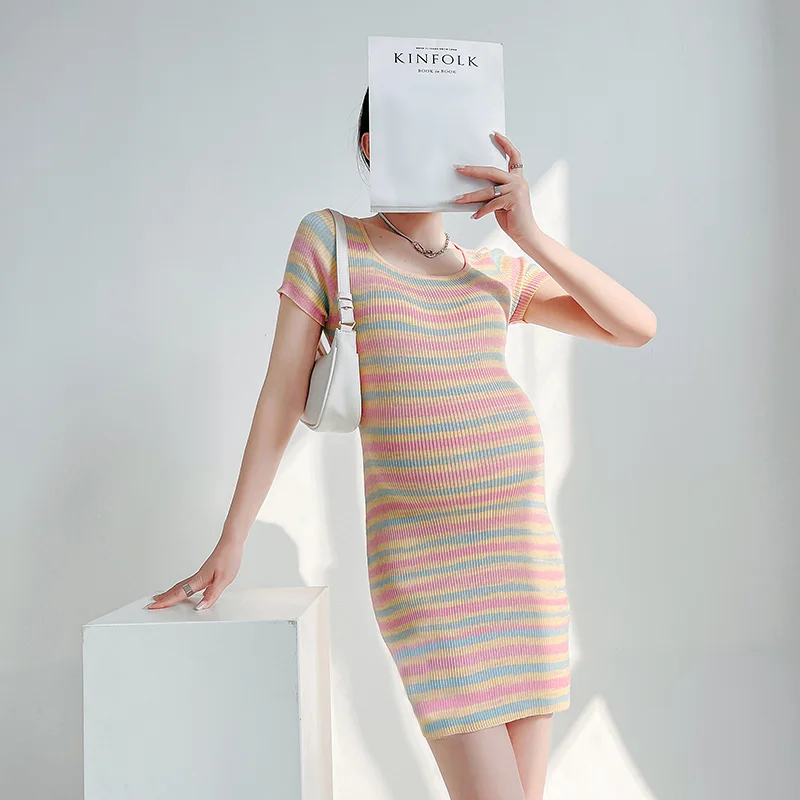 فستان صيفي للنساء الحوامل لعام 2025، تصميم متطور، تنورة محبوكة مخططة للتخسيس عصرية وأنيقة