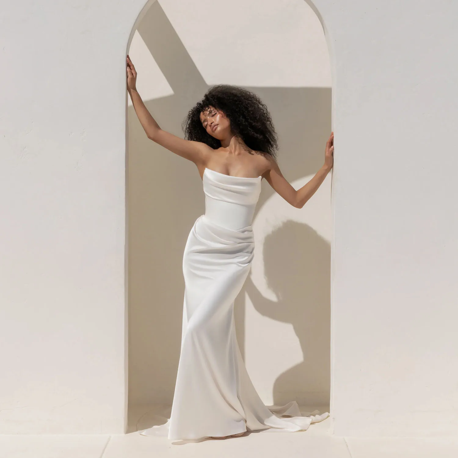 Simple Elegant Wedding Dresses Strapless Satin Bride Gowns With Shawl Waist Ruched Reception Dress Customized Long Train