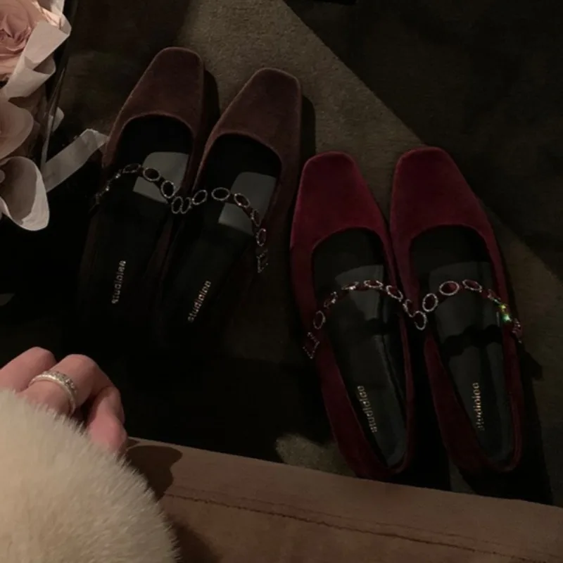 2025 أنيقة رئيس مربع أحذية المرأة مشبك المخملية سطح كعب سميك حذا فردي للسيدات لينة أسفل أقدام غير متعبة