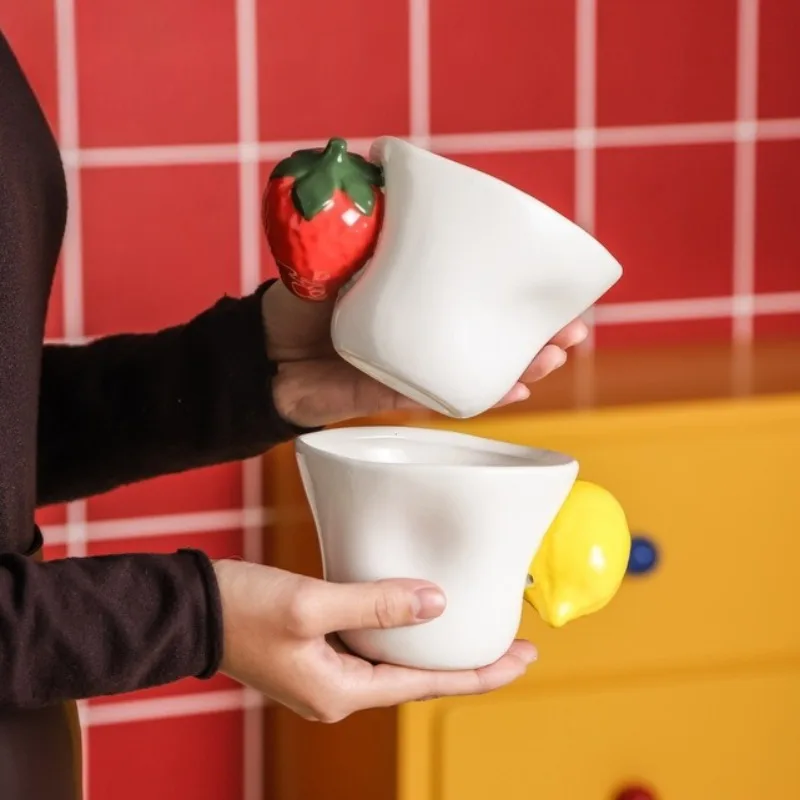 

Очаровательная керамическая кружка с клубникой и лимоном. Очаровательный эстетичный дизайн для чая, кофе и десерта. Идеальный подарок для дома и офиса.