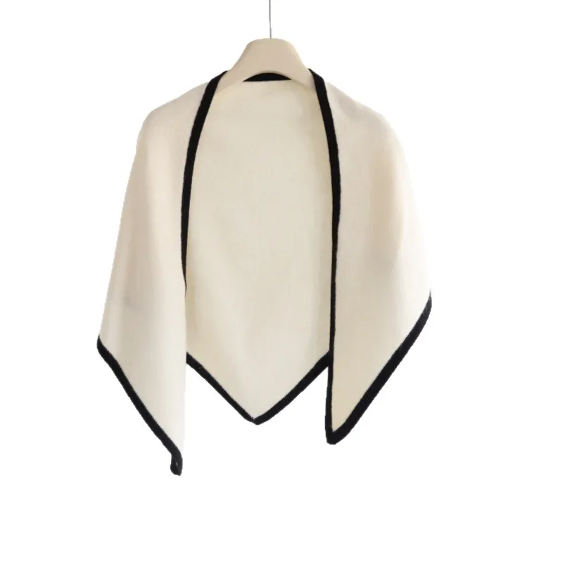 Un scialle triangolare color block per l'autunno e l'inverno da donna, abbinato a una sciarpa e un gilet da donna