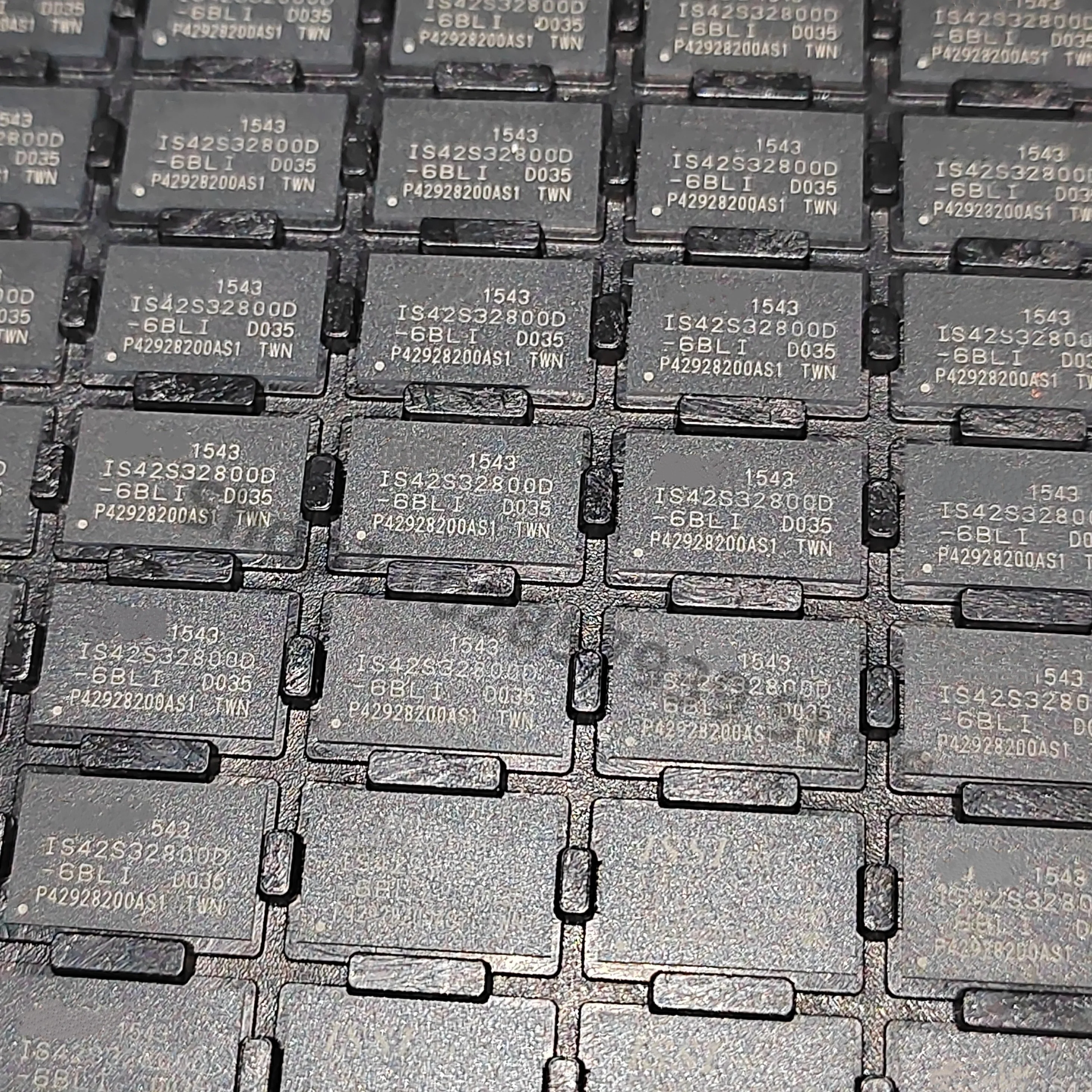 

IS42S32800D-6BLI IS42S32800D 6BLI BGA 2 шт./лот оригинальные и аутентичные, бесплатная доставка