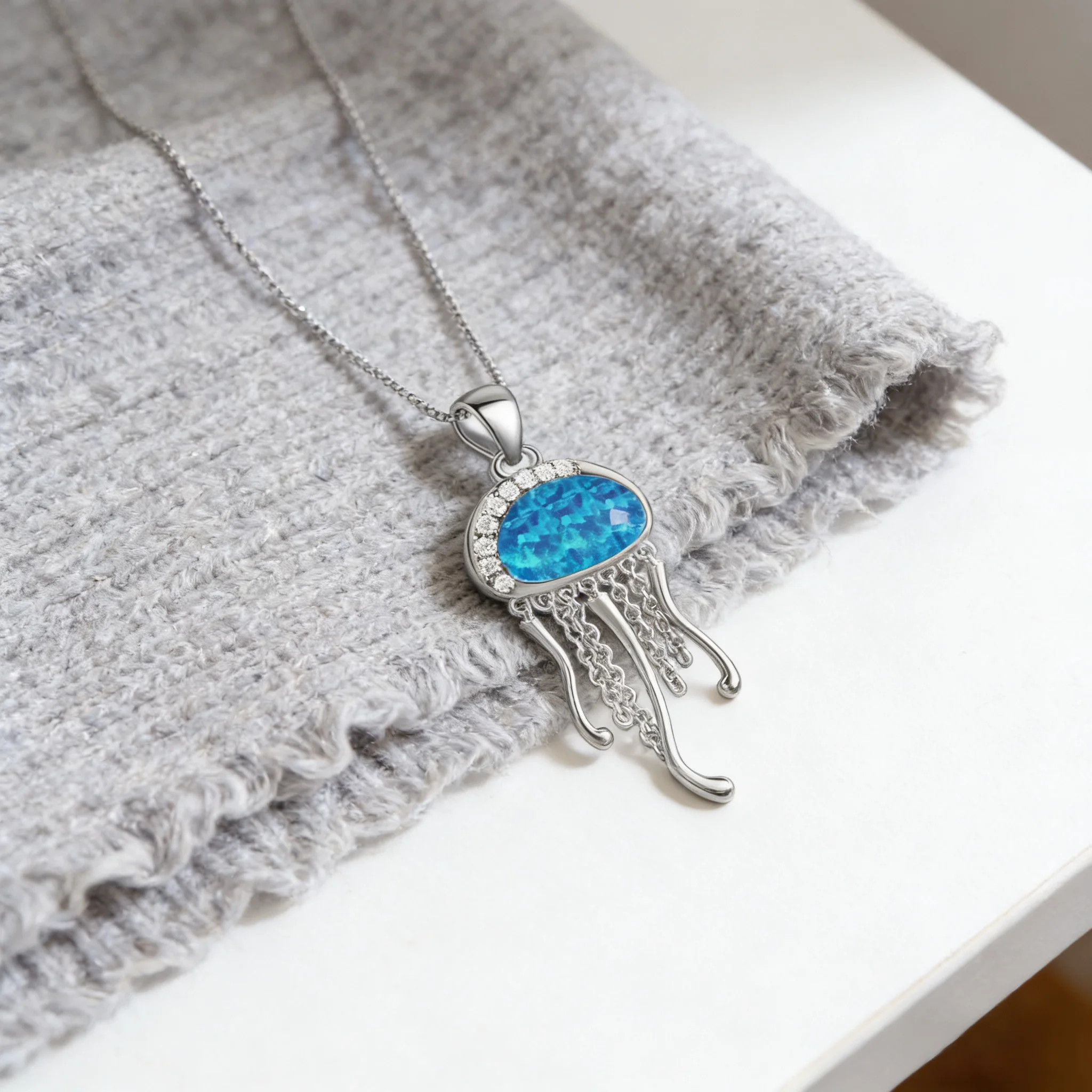 قلادة أنيقة على شكل قنديل البحر مع تاج من حجر الراين المتلألئ من العقيق الأزرق، هدية مجوهرات فاخرة فريدة من نوعها تحت عنوان المحيط للنساء