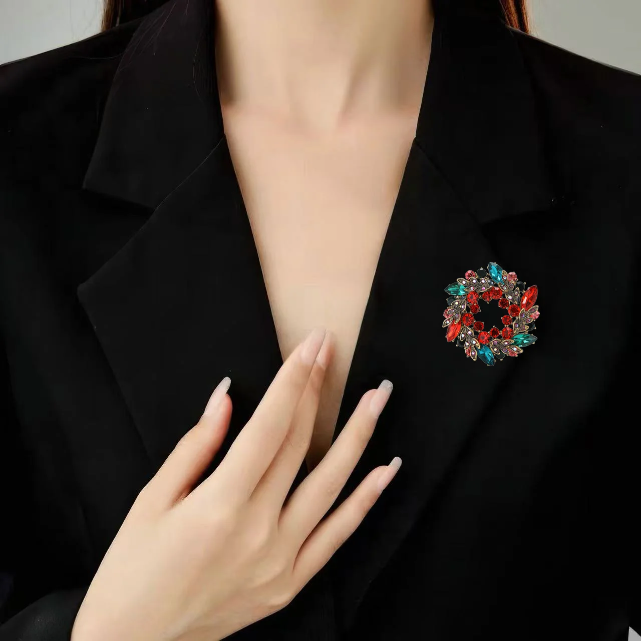 

Beaut&Berry Trendy Rhinestones Wreath Brooches for Women Unisex Flower Pins Casual Party Jewelry Accessories Gifts Decoration