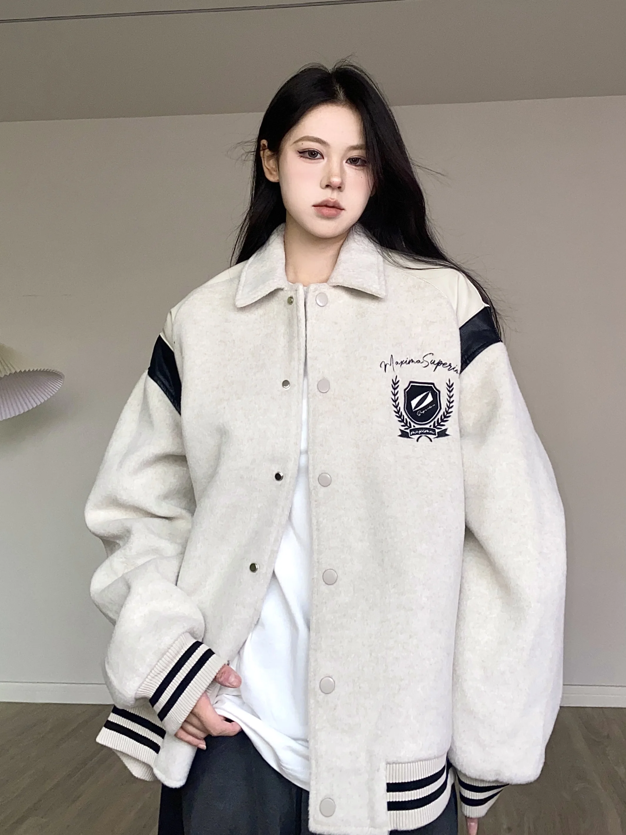 veste-de-baseball-en-cuir-et-laine-patchwork-style-universitaire-americain-babystudios-pour-femme-–-collection-automne-hiver-haut-de-gamme