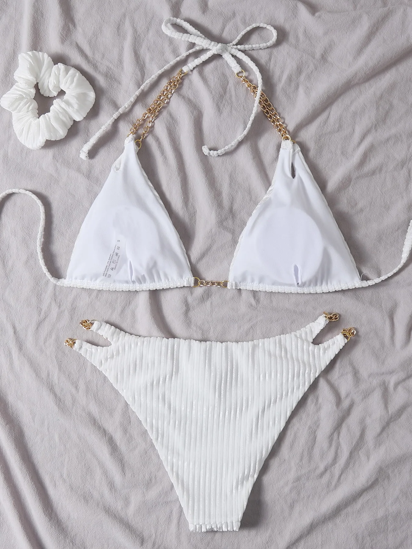 

Белый вельветовый комплект бикини с металлической цепочкой