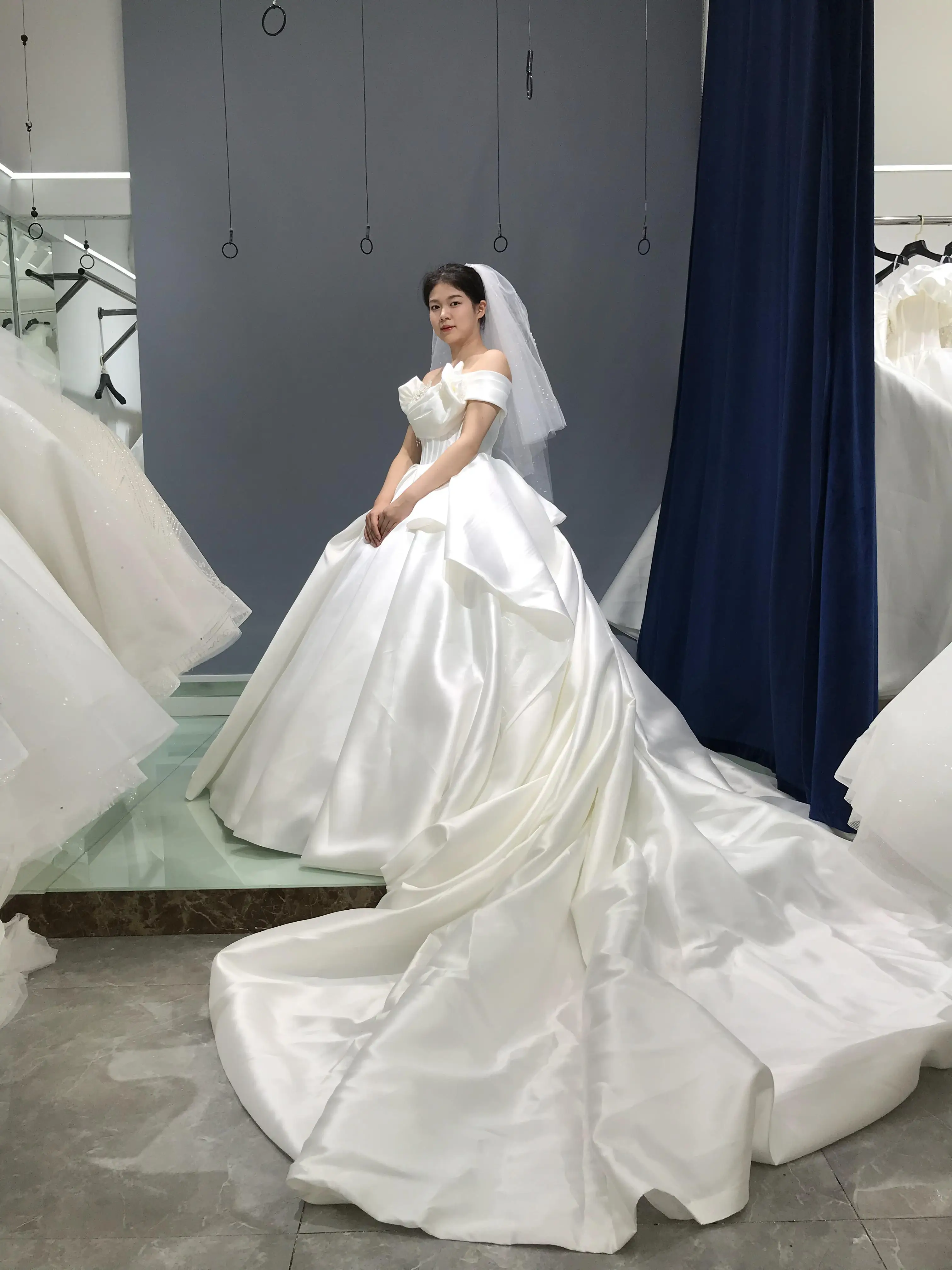 Kisswhite Xlove Collection gaun pernikahan pengantin, gaun Kereta panjang Satin manik-manik kristal kirim sampai 7-15 Hari kustom