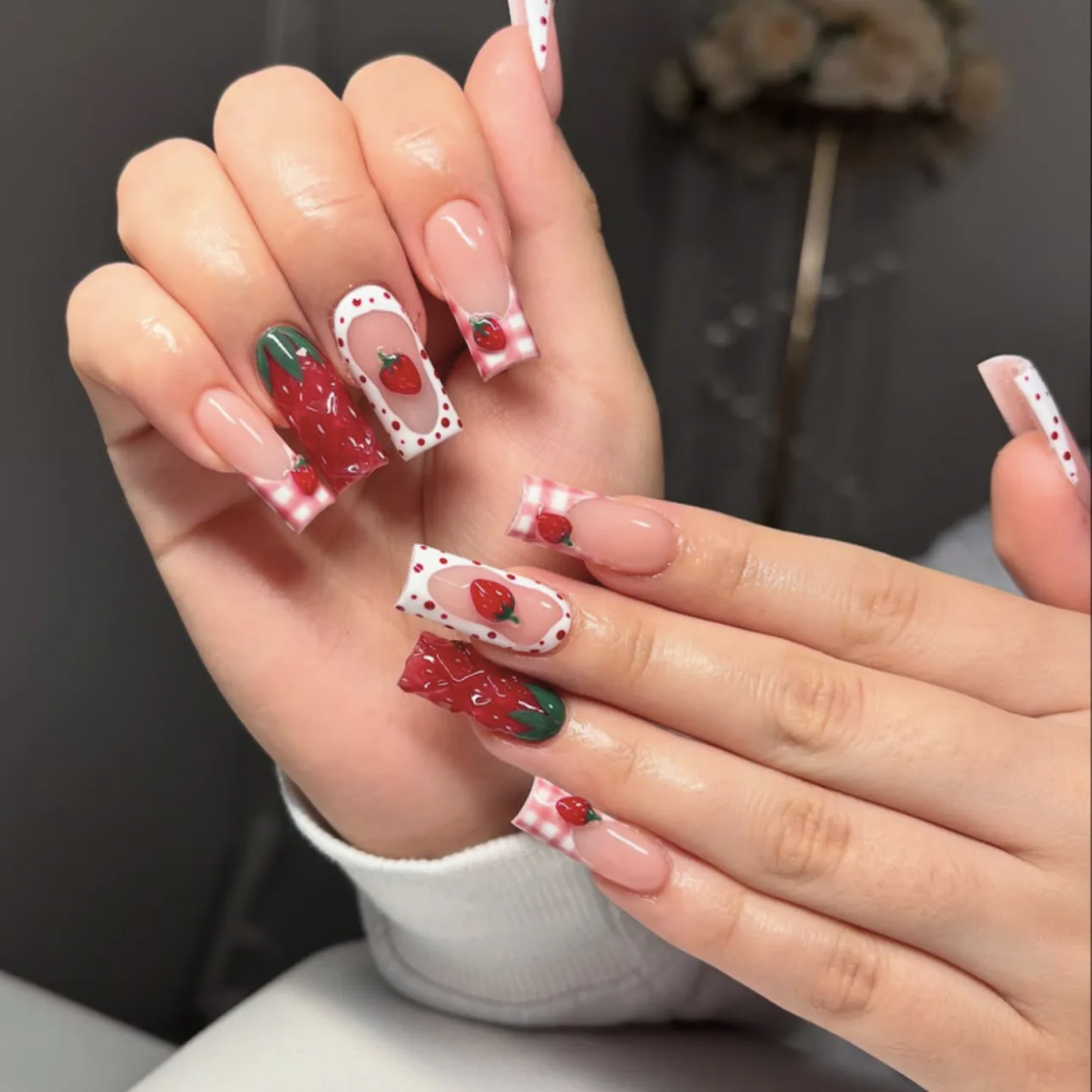 24 Uds. De diseños de fresas dulces, uñas postizas de ataúd largo de estilo francés a cuadros rosas, puntas de uñas postizas de verano para chica picante