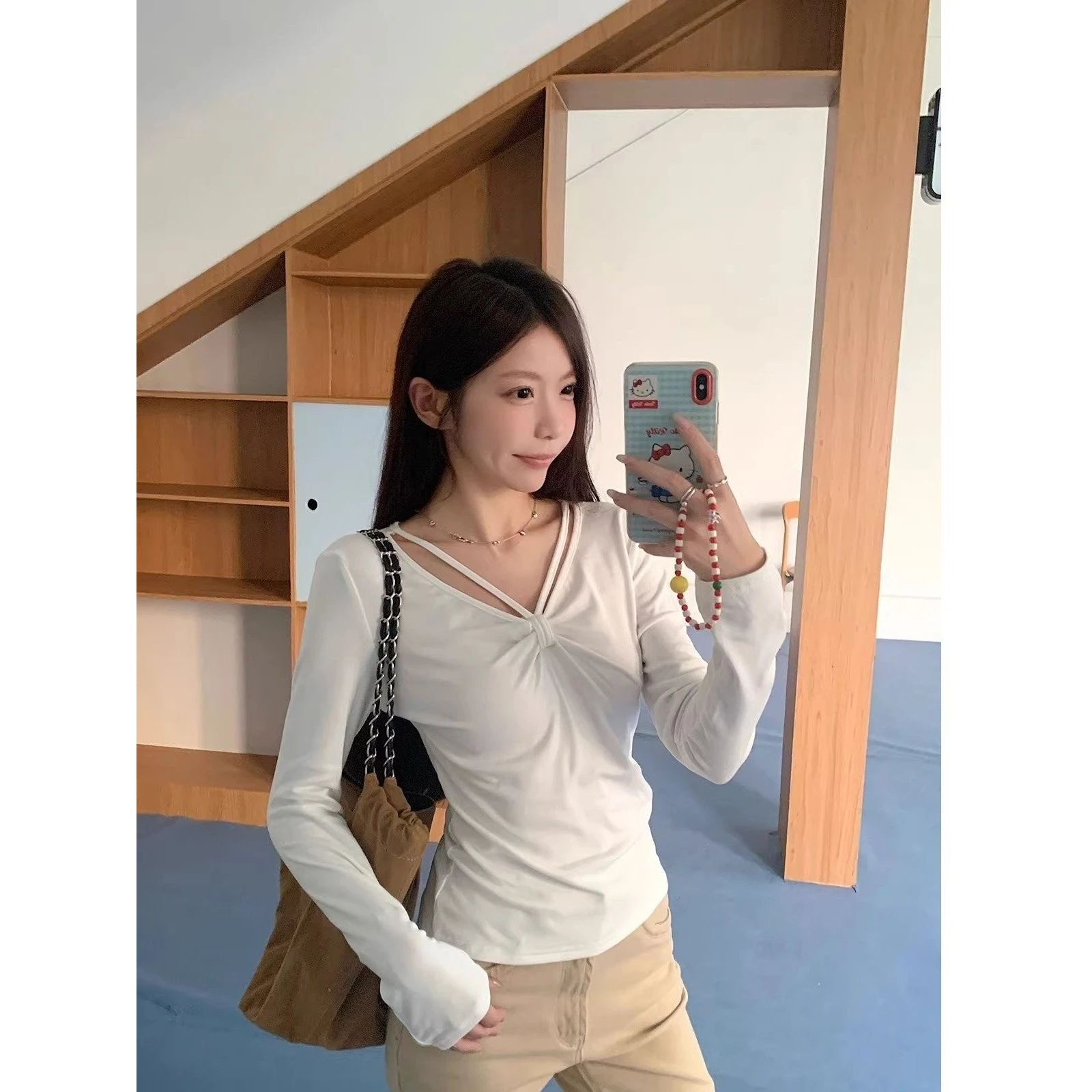 

Slimming Effect White Pleated V-Ne Long Sve Women's T-irt Korean Sle Faionable Casual Top for Autumn Winter
