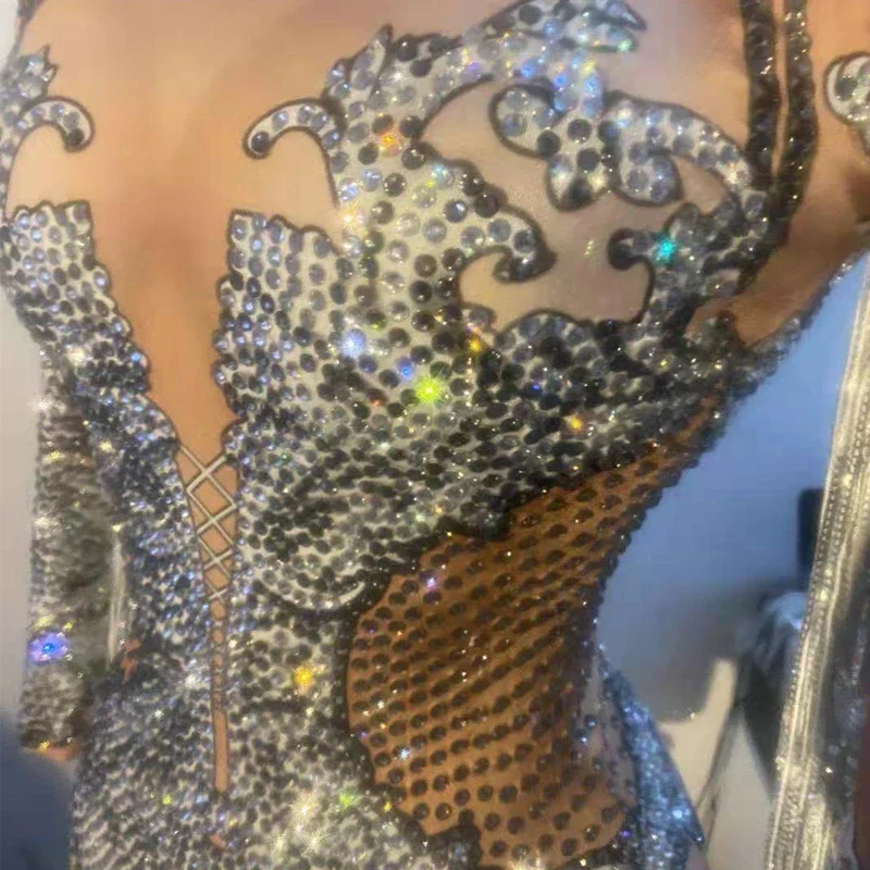 بدلة للجسم بأحجار الراين الفضية اللامعة وأكمام شرابات ترتر ثياب نسائية راقصة جوجو زي مغني المسرح الهذيان XS2738