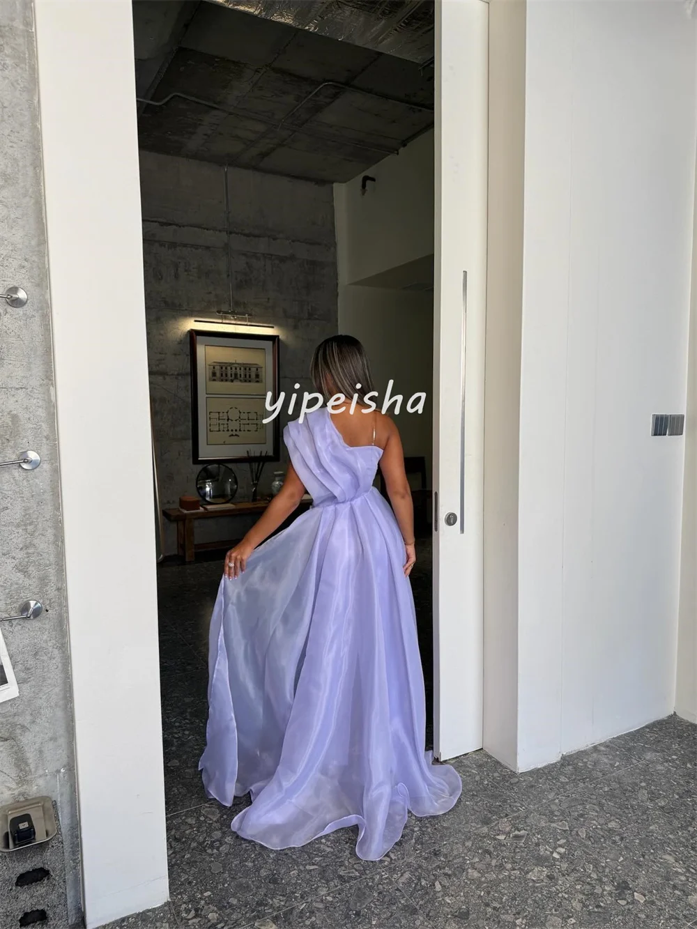 ชุดราตรีทรงตรงแบบไม่มีสาย ประดับเลื่อมและลูกปัดวิจิตร ดีไซน์แบบจีน  ขนาดต่างๆ มีให้เลือก  แบบเซ็กซี่