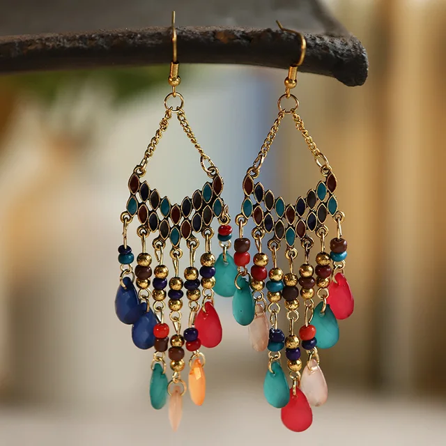 Pendientes bohemios con borlas y cuentas coloridas