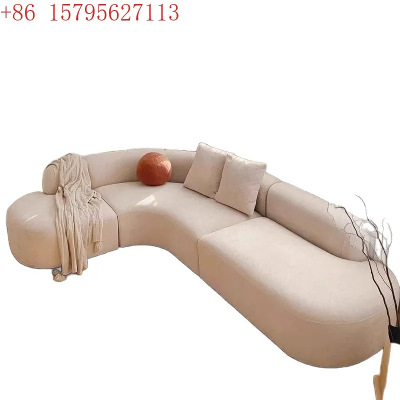 

Гостиная в доме, небольшая квартира, угловой маникюрный салон, магазин одежды, диван.